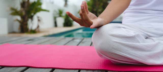 Yoga al Namasté Beach Club di Tierra Bomba