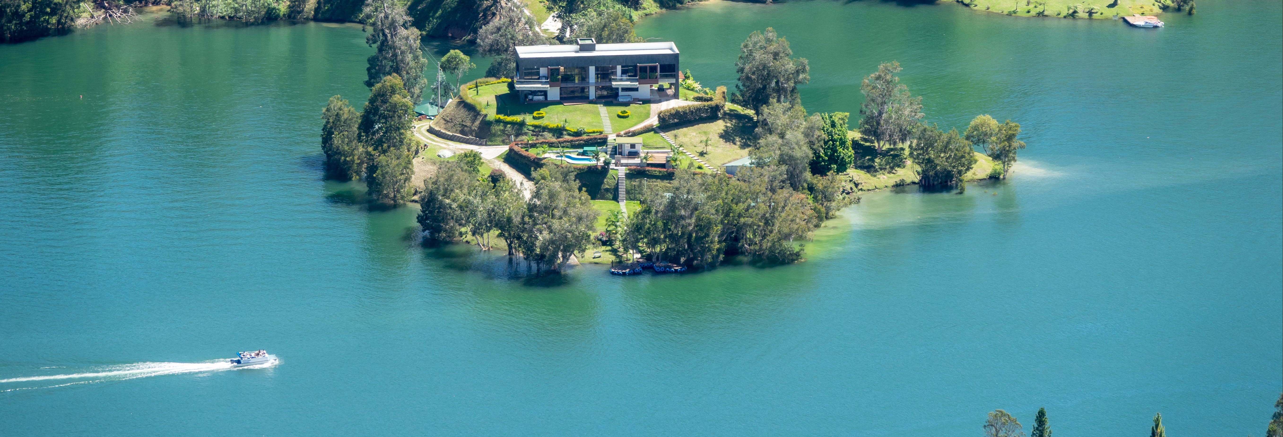 Guatapé Reservoir Pontoon Boat Ride & Barbecue