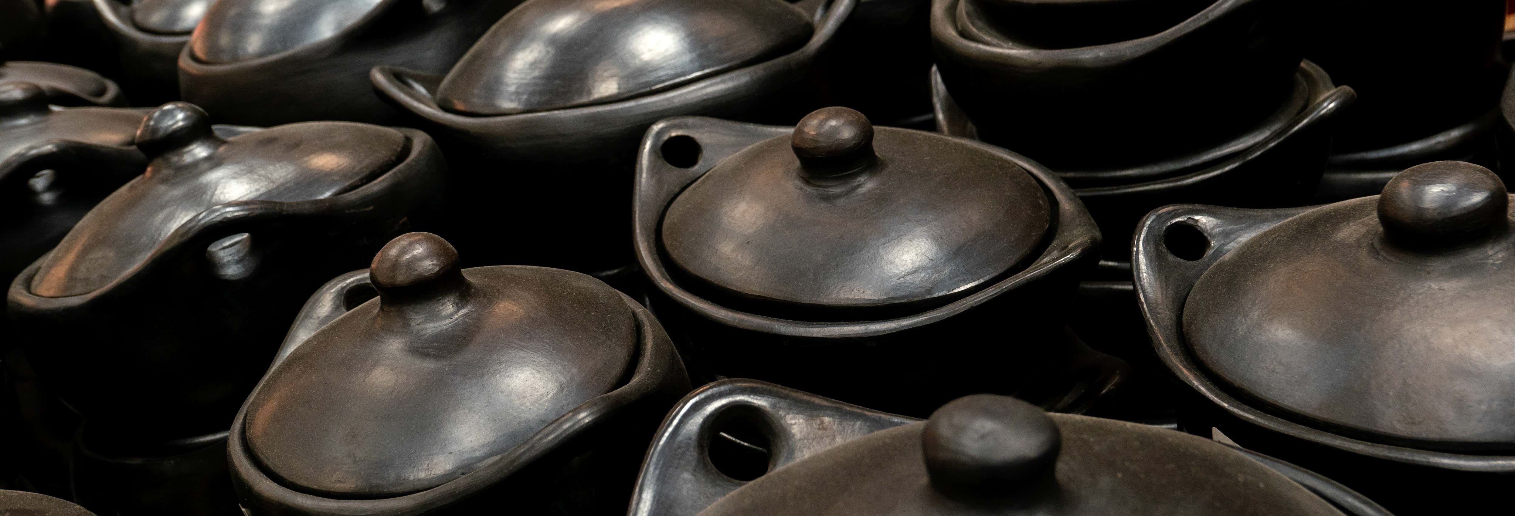 Laboratorio di ceramica nera alla Chamba