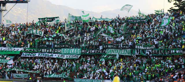 Partido de fútbol en Medellín con guía local