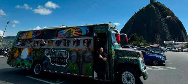 Escursione a Guatapé in chiva + Visita alla tenuta La Manuela