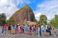 Excursión a Guatapé y una granja de llamas + Paseo en barco