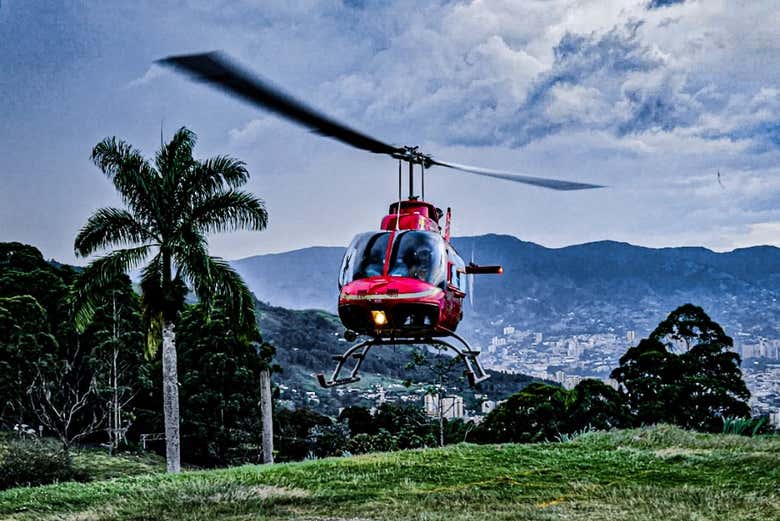 Helicóptero a punto de aterrizar - Helicóptero a punto de aterrizar