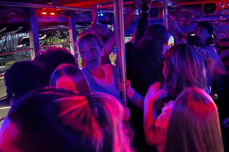 Bailando dentro de la chiva rumbera - Bailando dentro de la chiva rumbera