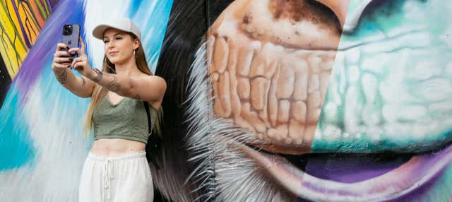 Tour del grafiti por la Comuna 13 en minibús temático