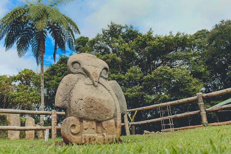 Monolito en forma de pájaro - Monolito en forma de pájaro