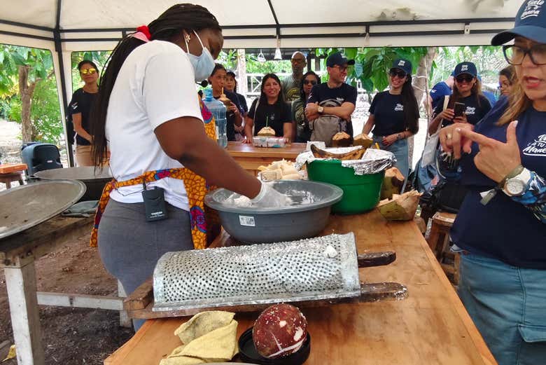 Grupo atento a la clase de cocina - Grupo atento a la clase de cocina