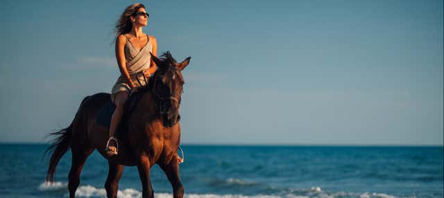Paseo a caballo al atardecer por la playa de San Luis