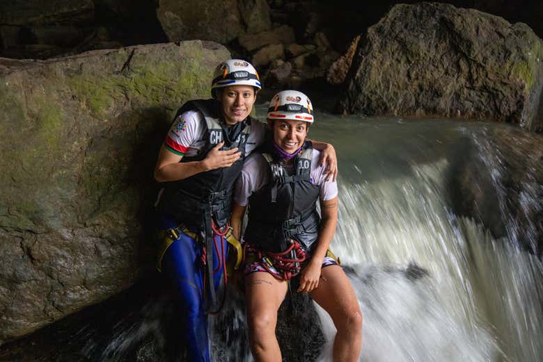 Foto junto a las cascadas interiores de la Cueva del Indio - Foto junto a las cascadas interiores de la Cueva del Indio