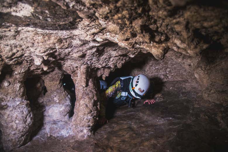Deslizándonos por las estrechas cavidades de la cueva - Deslizándonos por las estrechas cavidades de la cueva