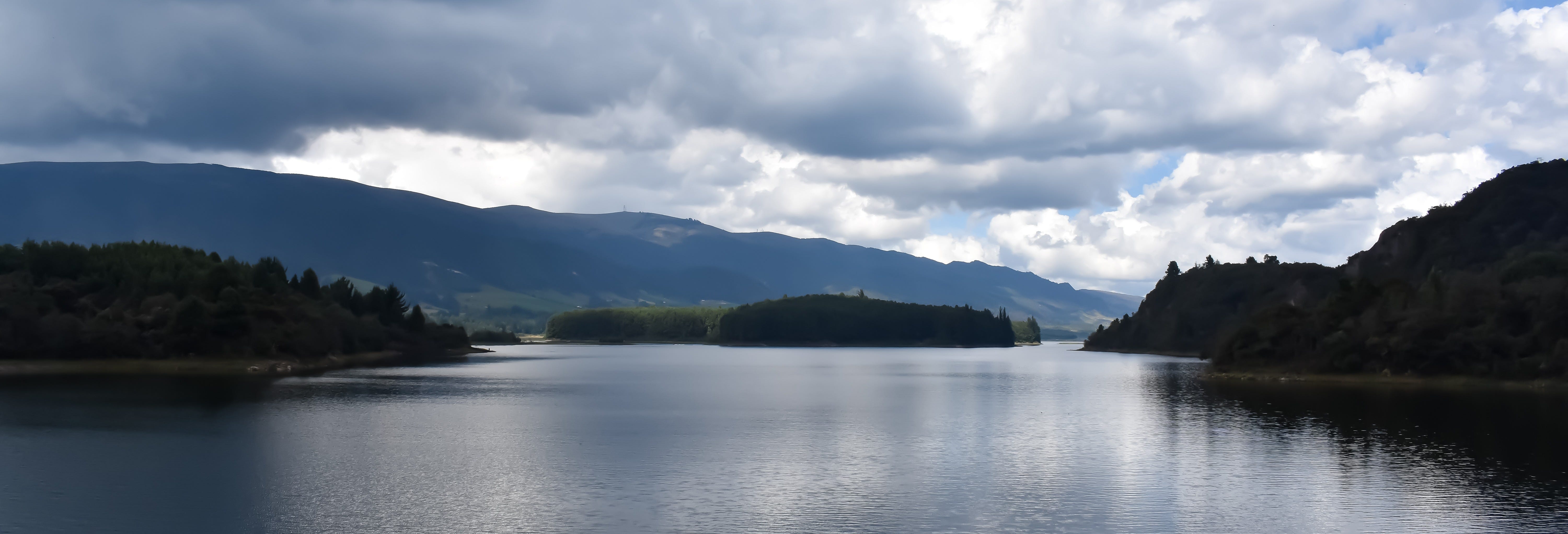 Hiking in the Neusa Reservoir