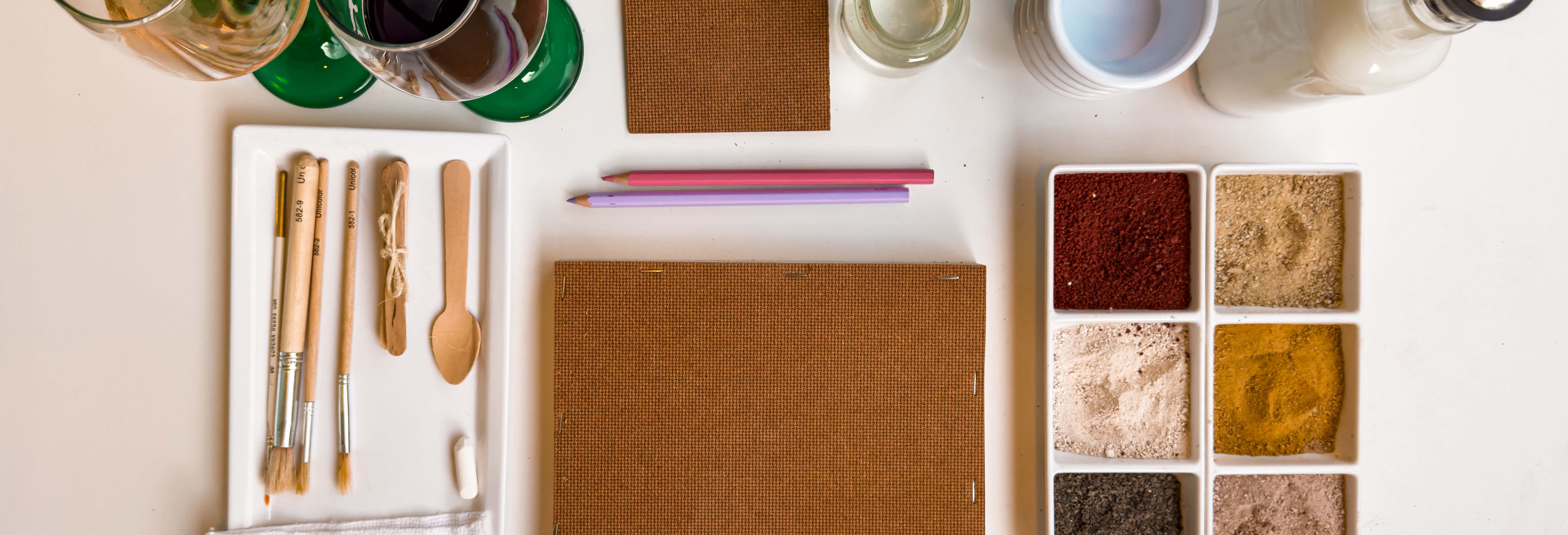 Laboratorio di pittura con la terra a Villa de Leyva