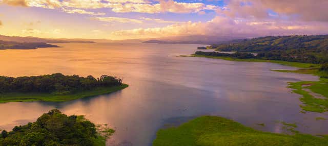 Giro in barca sul lago Arenal al tramonto