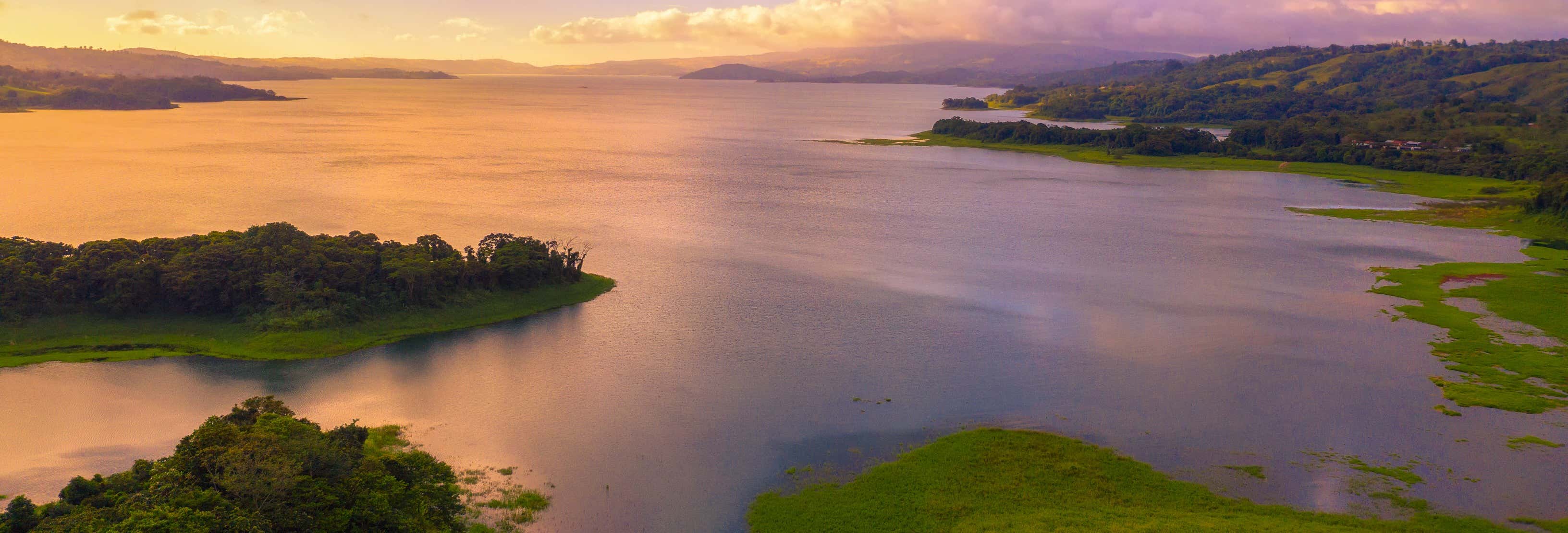 Giro in barca sul lago Arenal al tramonto
