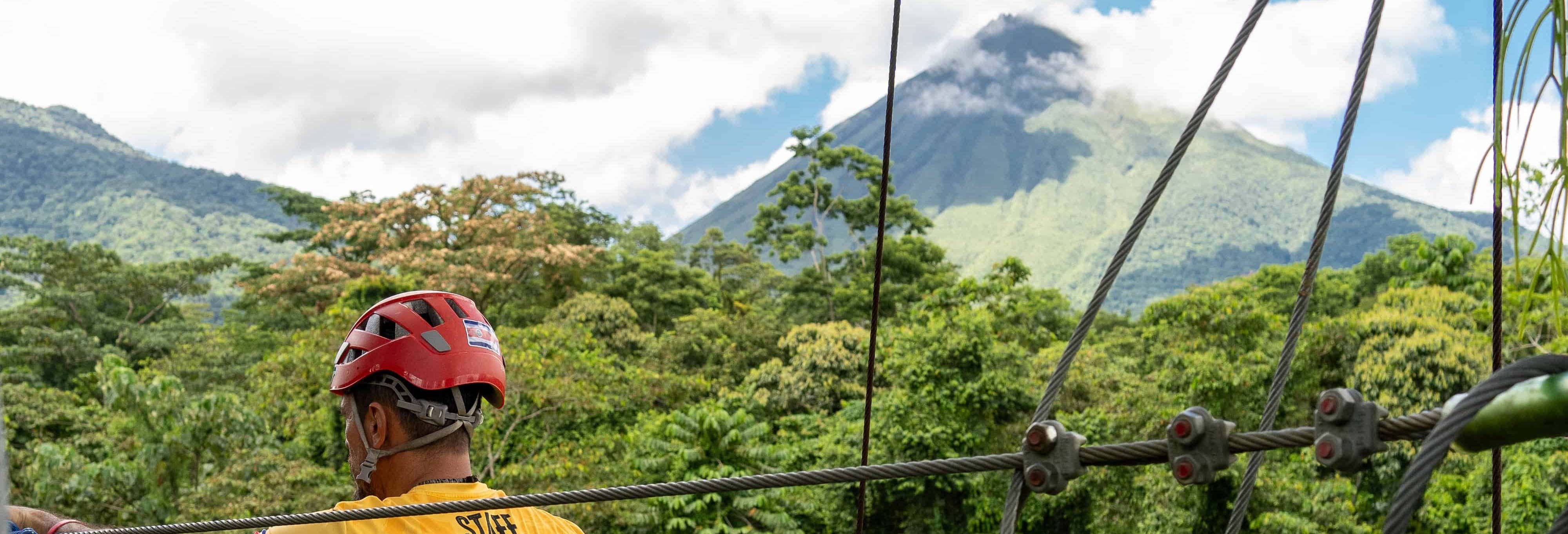 Tirolina en el volcán Arenal