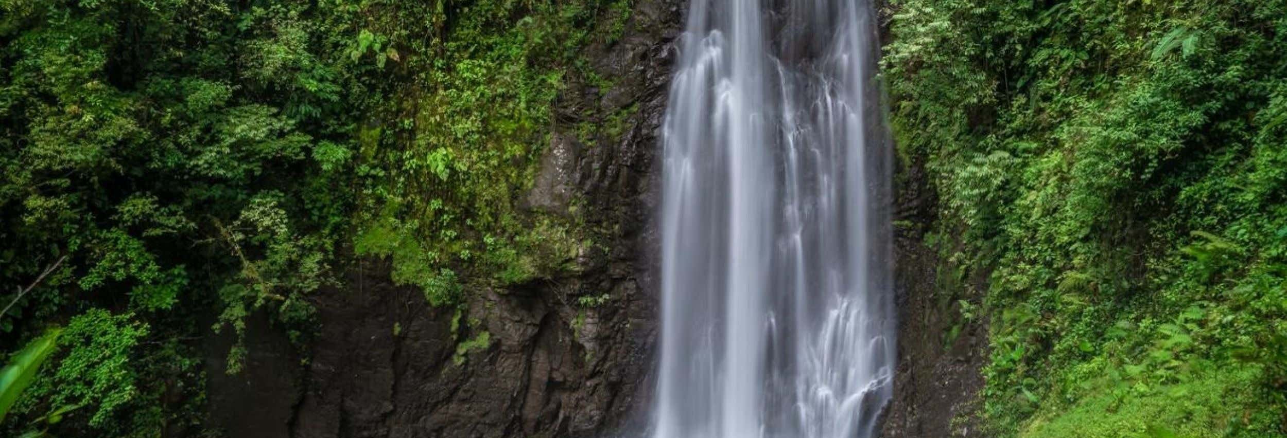 Trekking a El Tigre Waterfalls