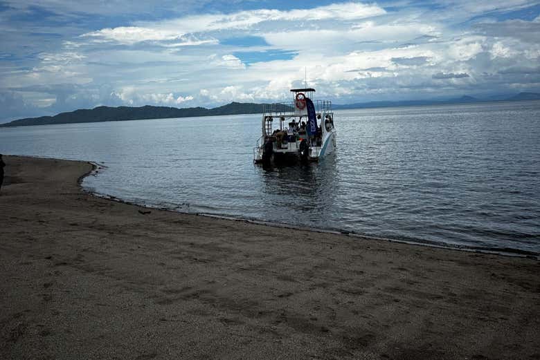 La embarcación en la playa esperando a los pasajeros - La embarcación en la playa esperando a los pasajeros