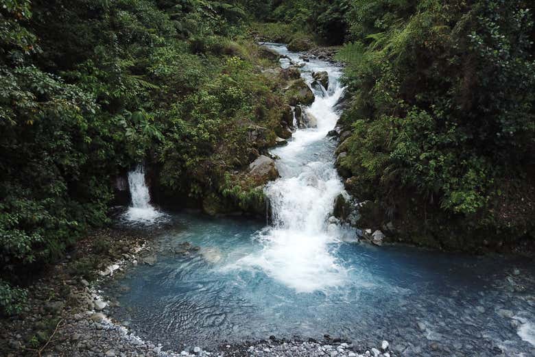 Frente a la cascada Aguilar - Frente a la cascada Aguilar