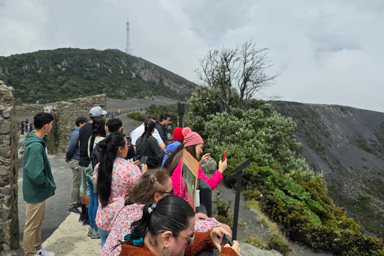 Irazú Volcano Crater Overlook - Irazú Volcano Crater Overlook
