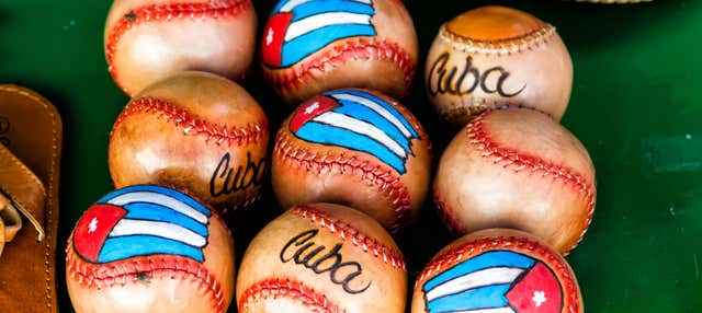 Partido de béisbol en La Habana con guía local