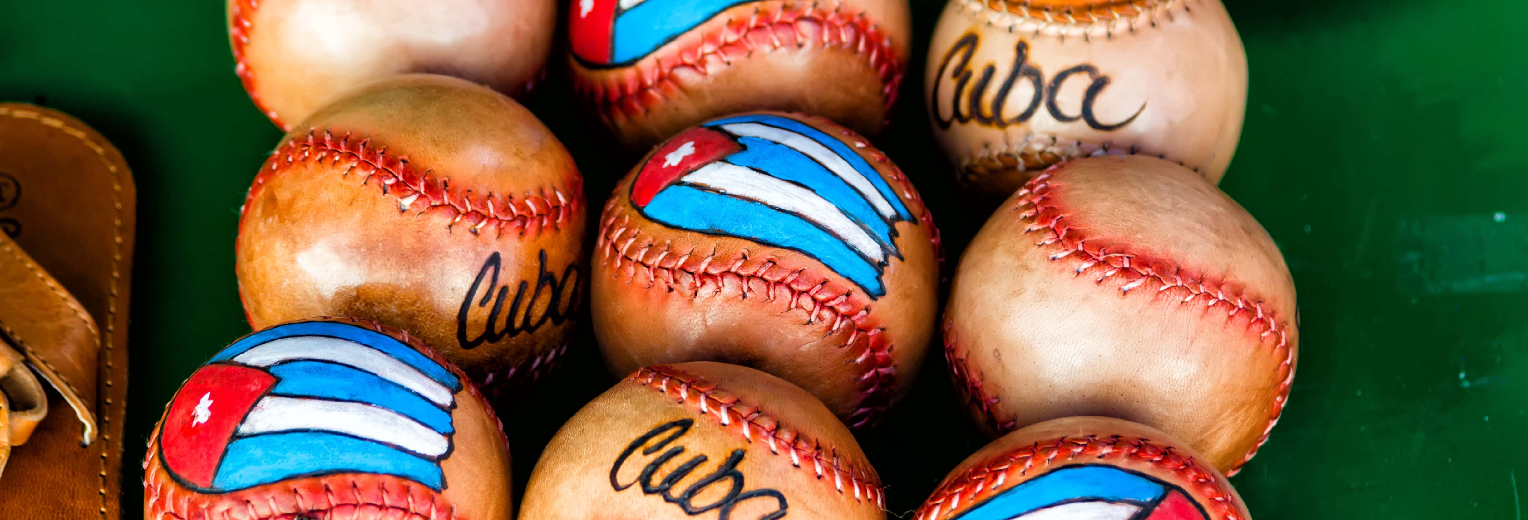 Partido de béisbol en La Habana con guía local