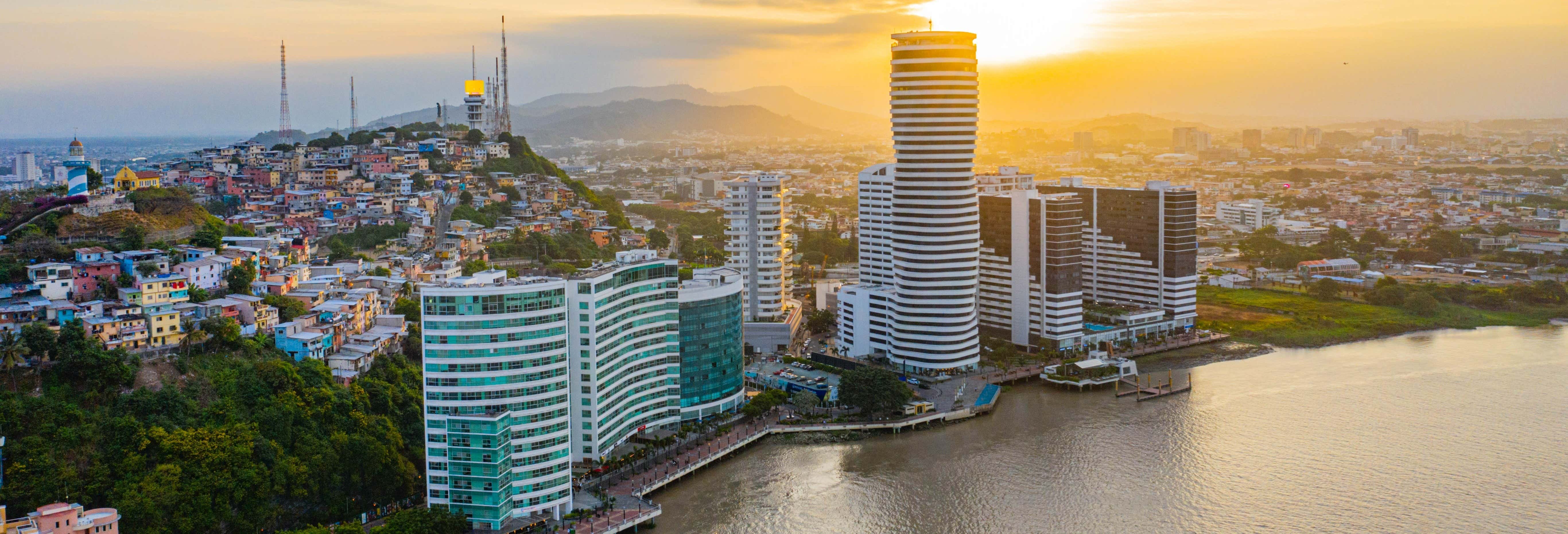 Giro in catamarano sul fiume Guayas al tramonto