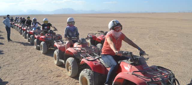 Tour in quad nel deserto, giro in cammello e cena beduina