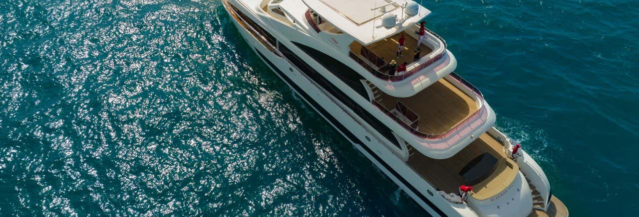 Tour in yacht con DJ e open bar