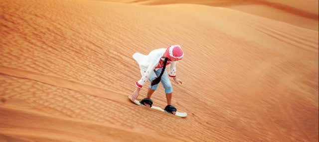 Sandboarding sulle dune del deserto