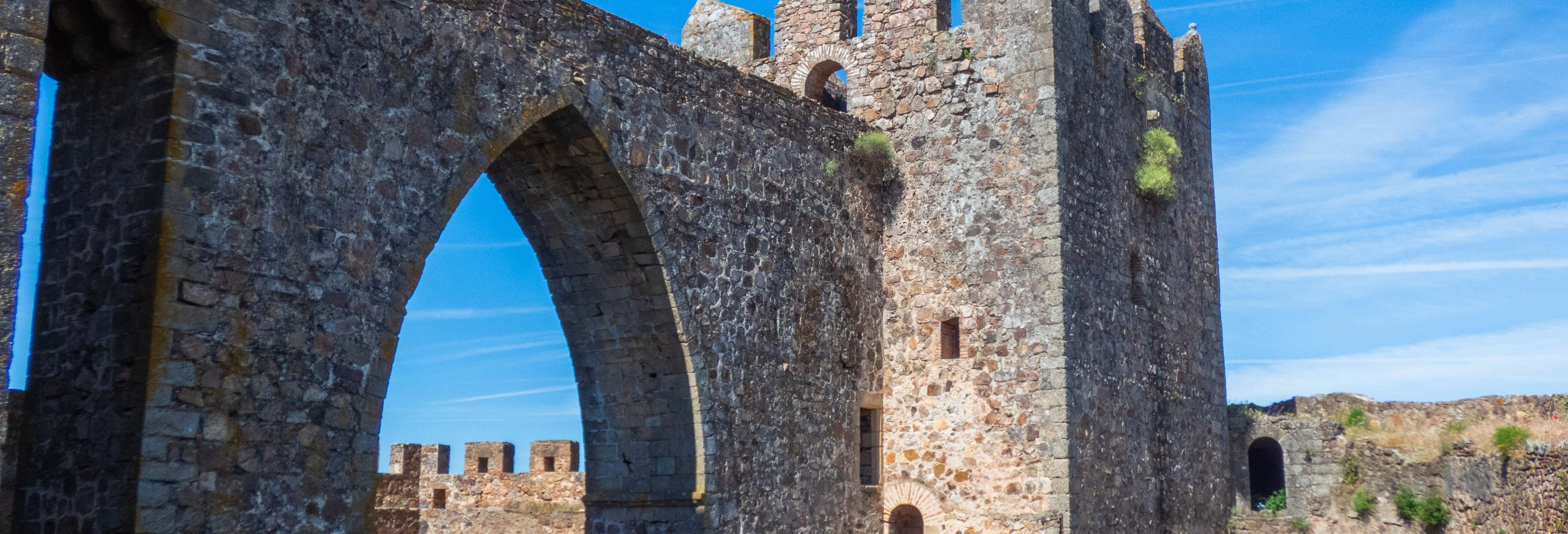 Visita guidata al Castello di Luna e alla Villa Adentro