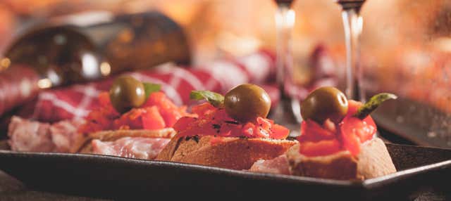 El Born District Walking Tour, Tapas Dinner & Flamenco Show