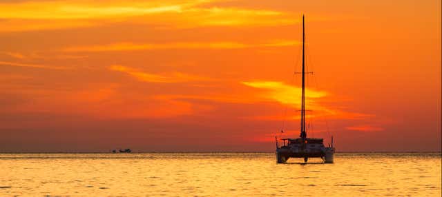 Passeio de catamarã ao entardecer com música ao vivo
