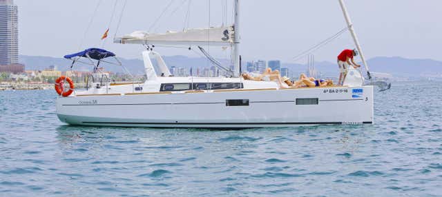 Paseo en velero por Barcelona en grupo reducido