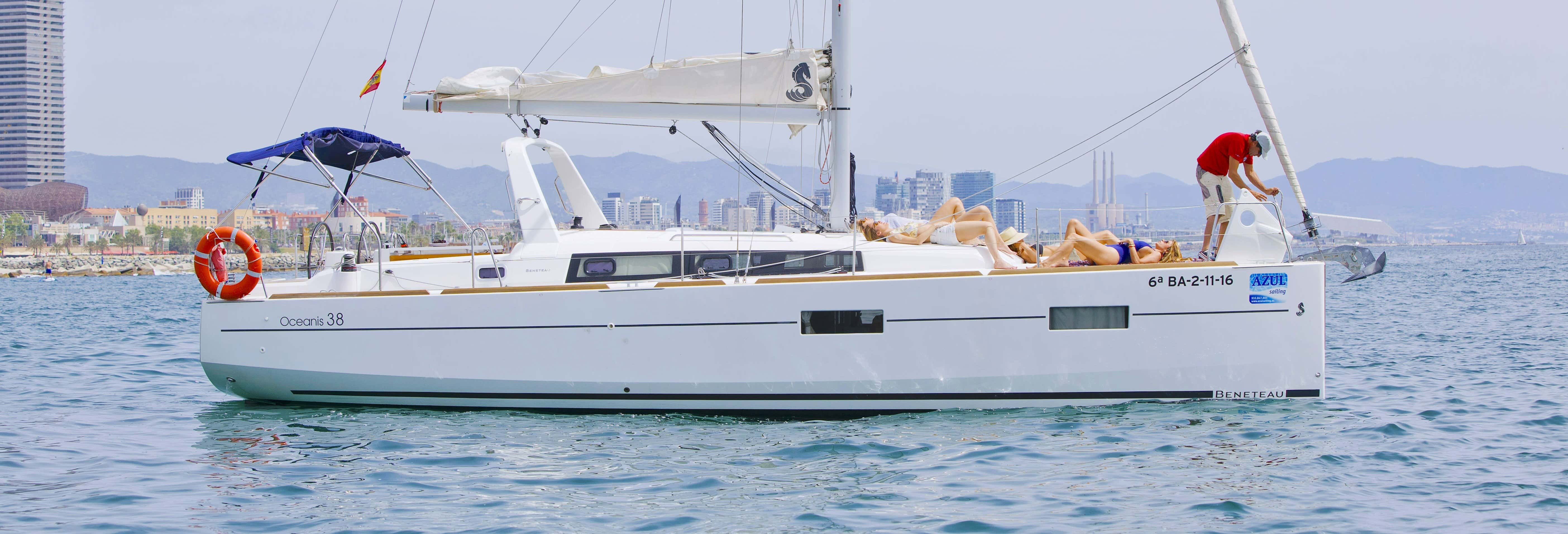 Paseo en velero por Barcelona en grupo reducido