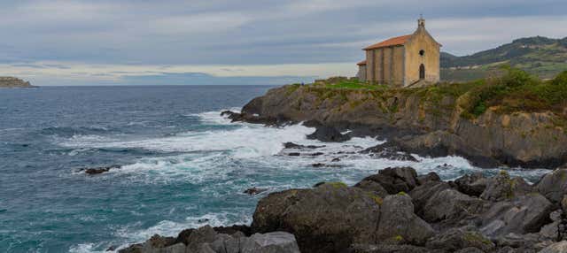 Giro in barca sulla costa di Urdaibai