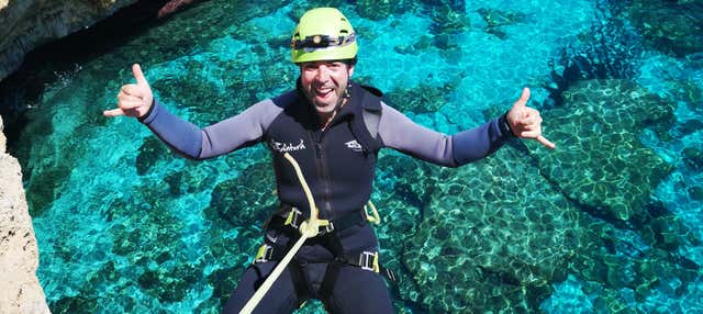 Trekking, discesa in corda doppia e speleologia a Cala Falcó