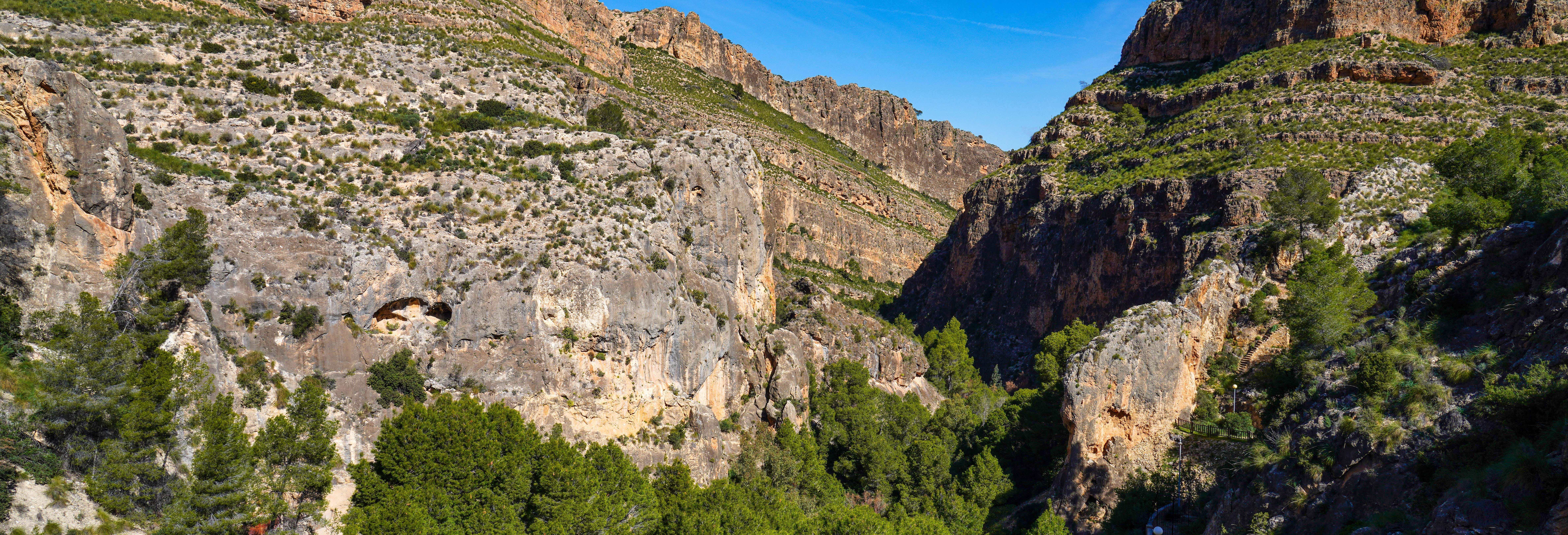 Almadenes Gorge Hiking Activity