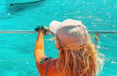 Excursión a Cala Blanca en catamarán