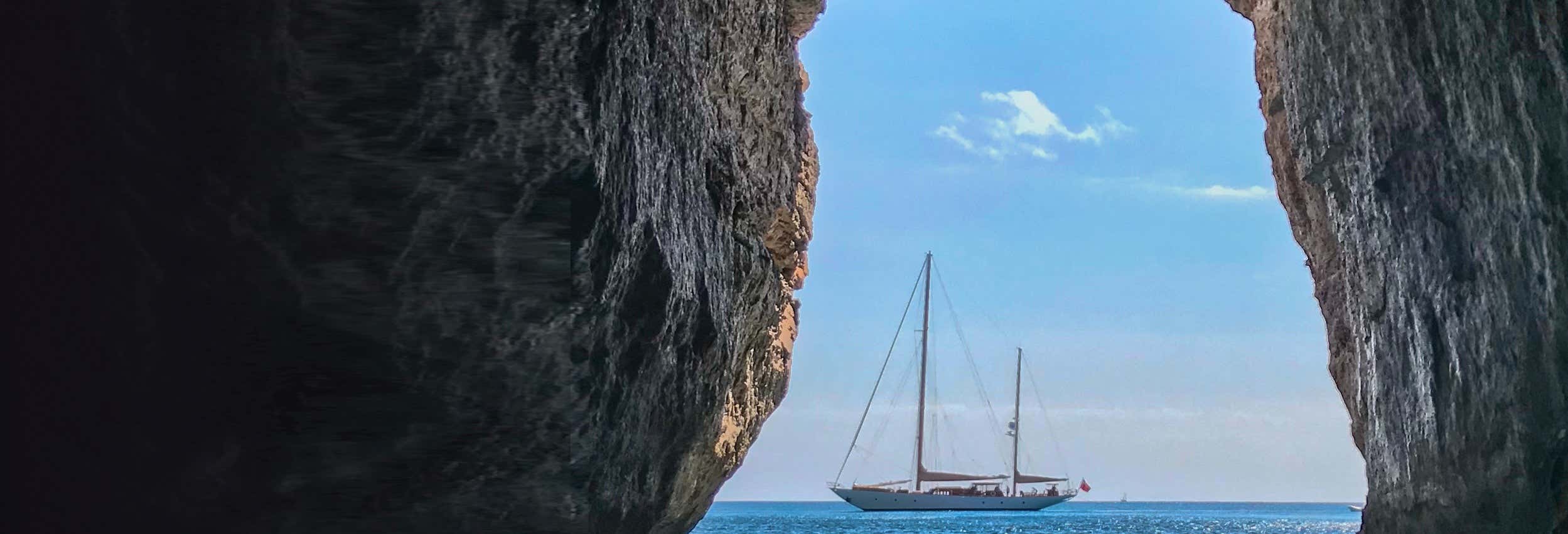 Tour delle grotte marine di Es Canutells in kayak