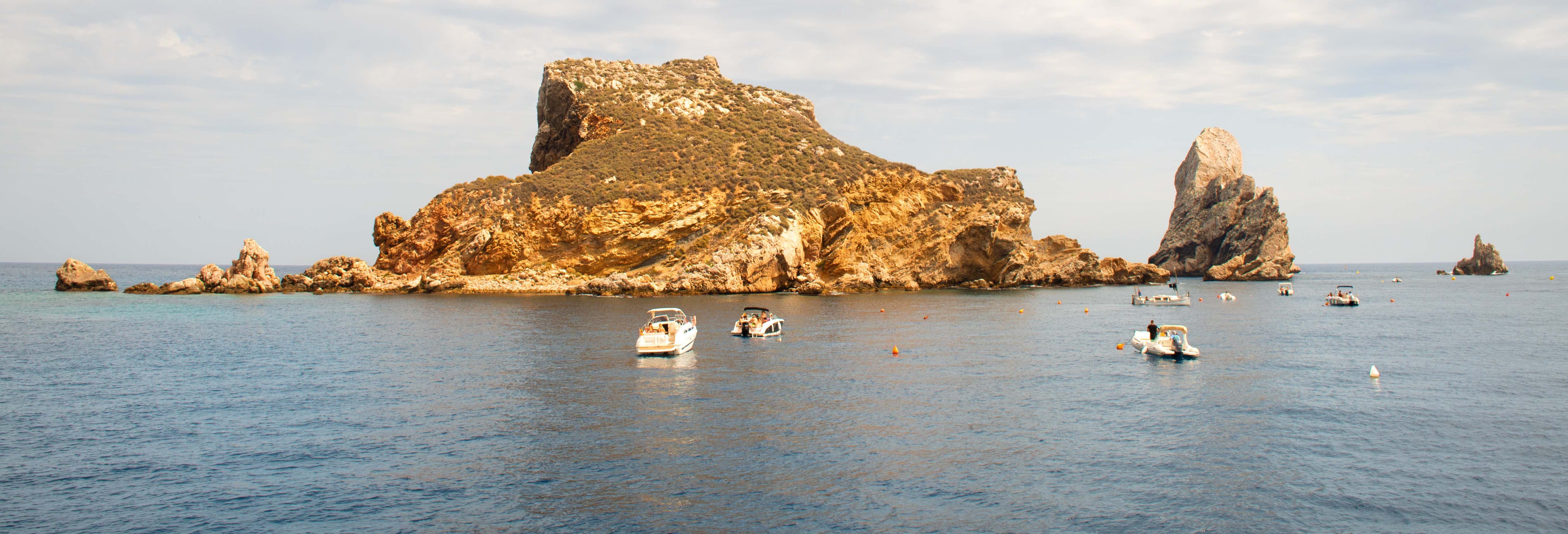 Giro in barca alle isole Medas e al Montgrí al tramonto
