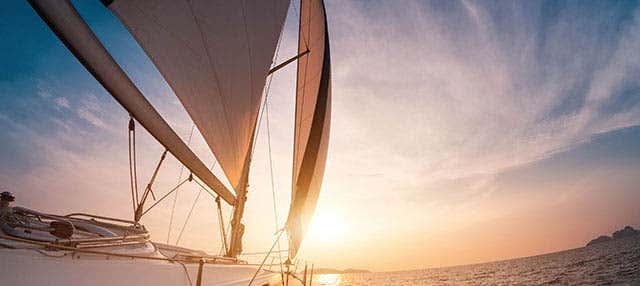 Giro in barca a vela al tramonto