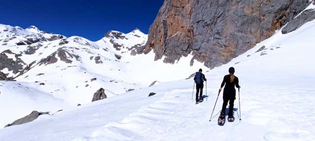 Paseo privado con raquetas de nieve por los Picos de Europa