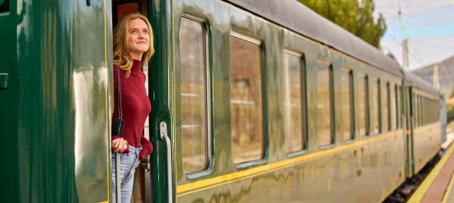 Canfranc Express, il treno turistico dei Pirenei Aragonesi