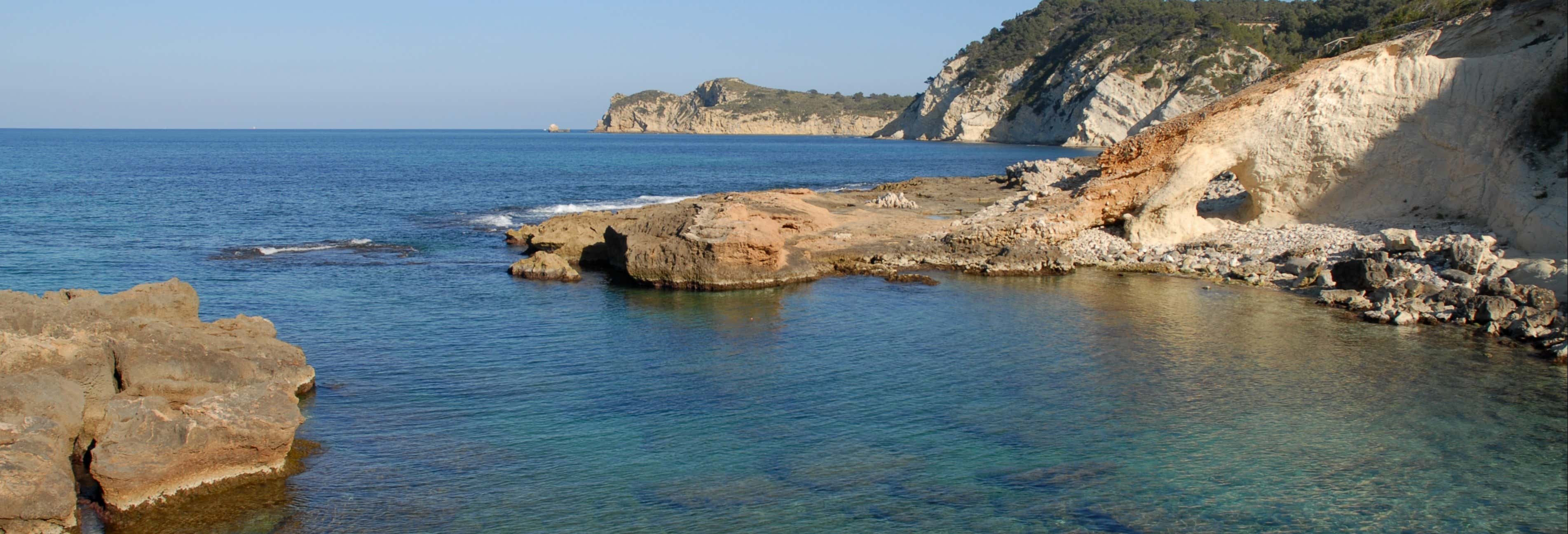 Escursione a Cala Blanca in catamarano