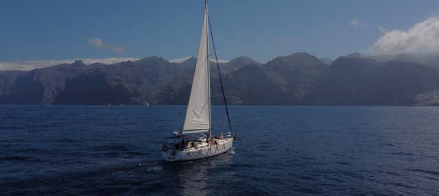 Giro in barca a vela a Los Gigantes
