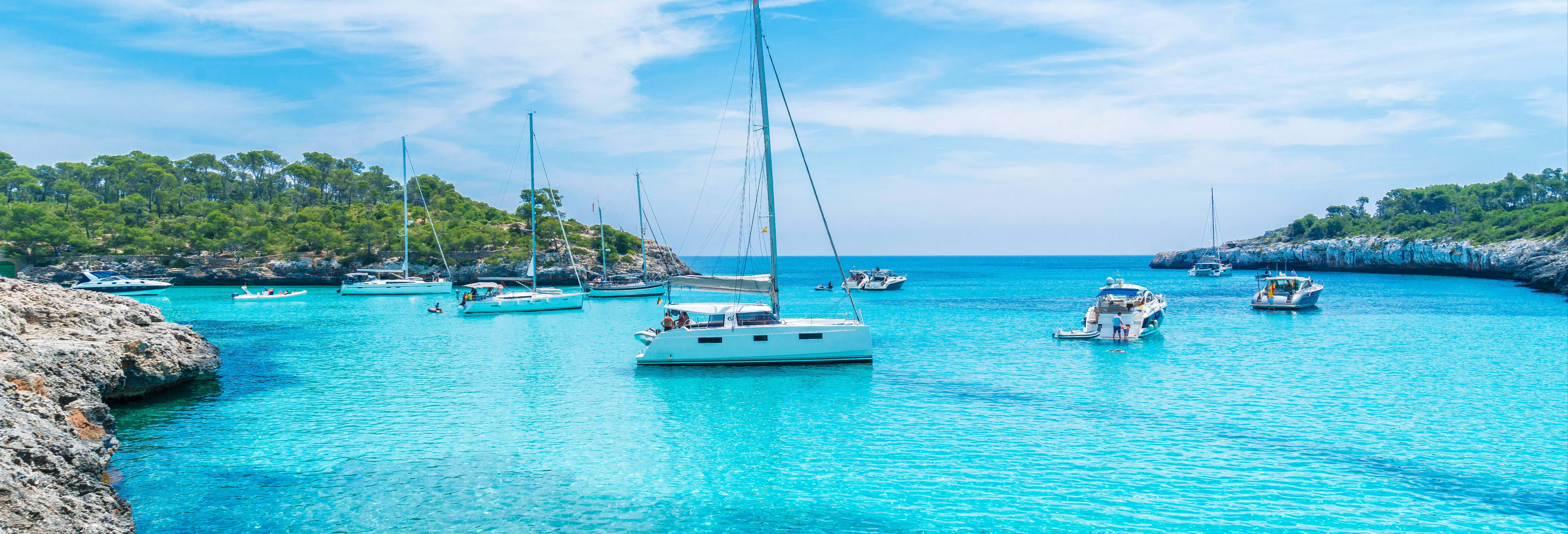 Giro in catamarano nella baia di Palma