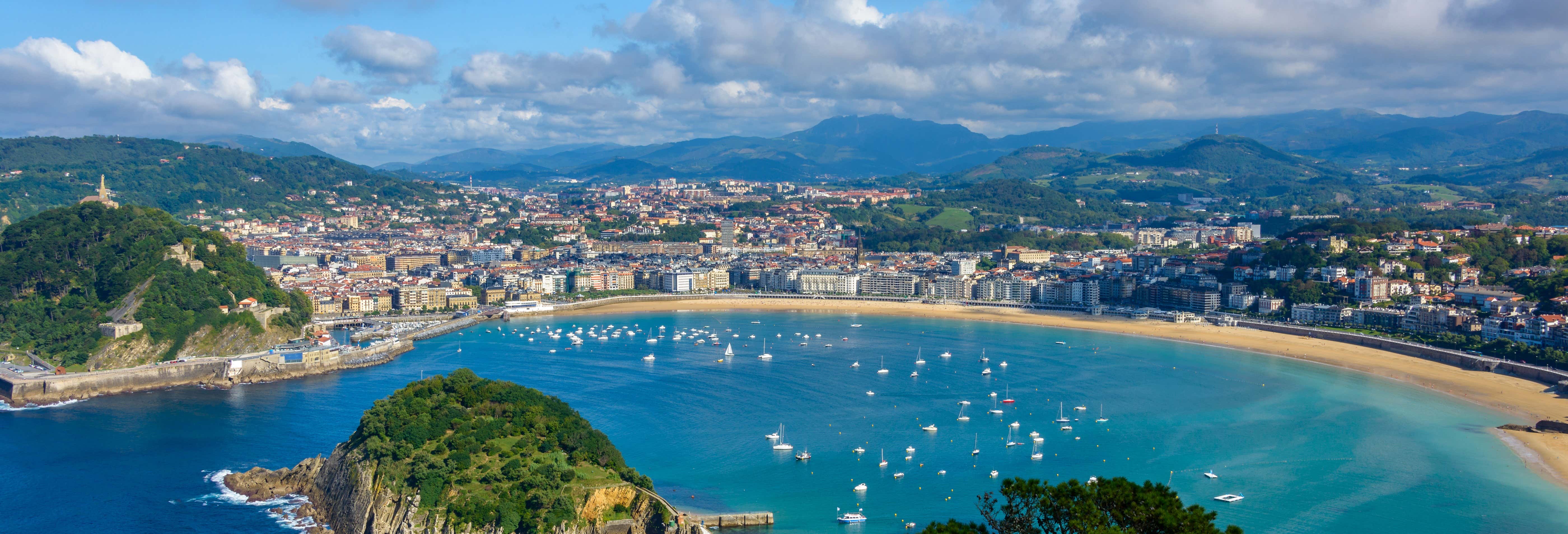 Giro in catamarano lungo la costa di San Sebastián