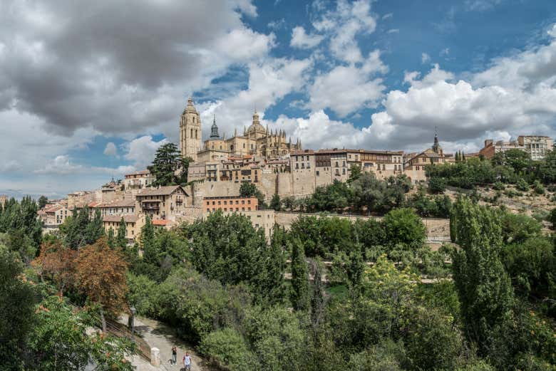 Segovia Guided Tour + Cathedral and Alcazar