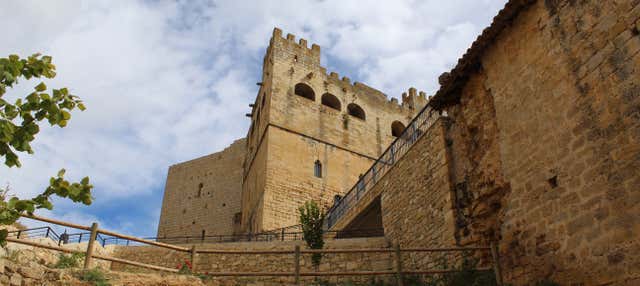 Tour del castello e della chiesa di Santa María la Mayor