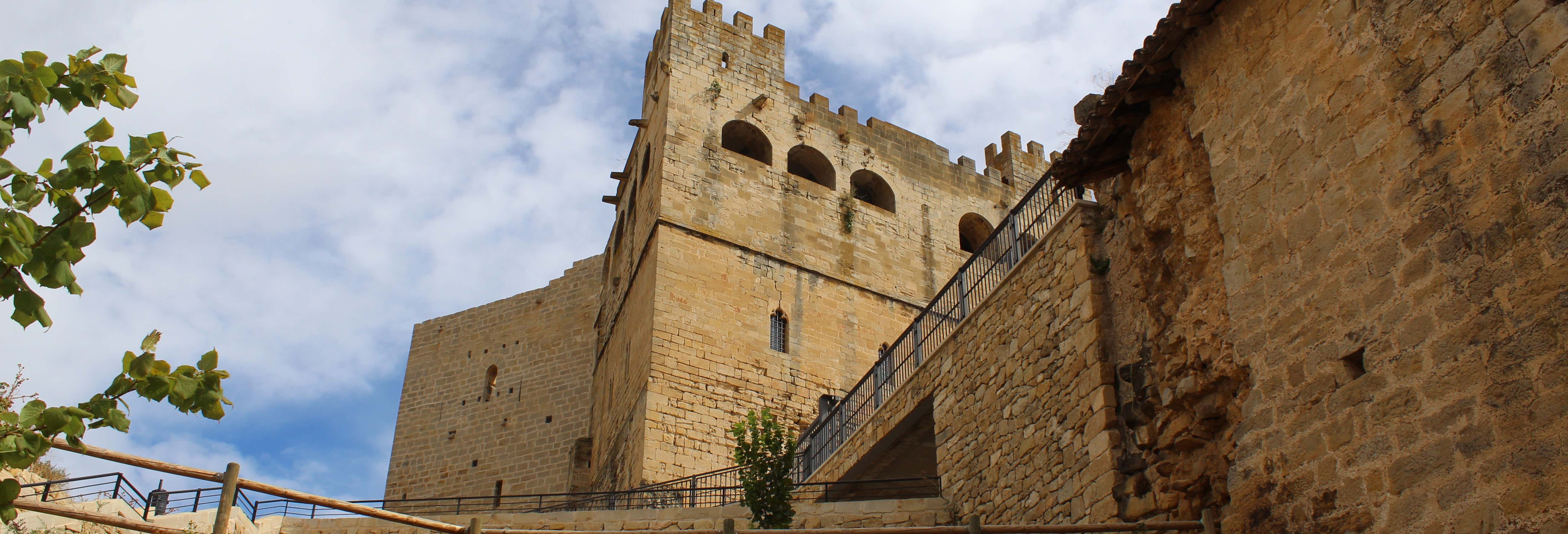 Tour del castello e della chiesa di Santa María la Mayor